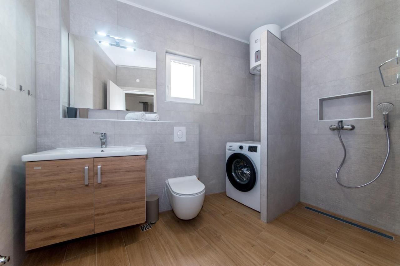Apartment Mare Krvavica Bagian luar foto